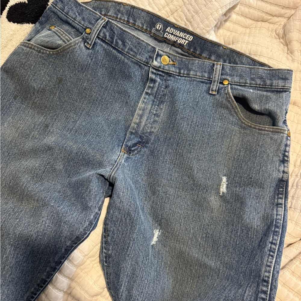 Wrangler Men's Relaxed Fit Distressed Blue Jeans 38x32